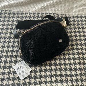 LuluLemon everywhere belt bag 1L with Metal Hardware